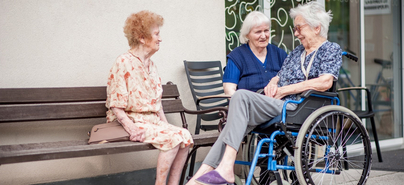 Drei Seniorinnen beim fröhlichen Gespräch