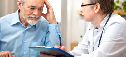 Ärztin macht einen Demenztest mit einem Senioren