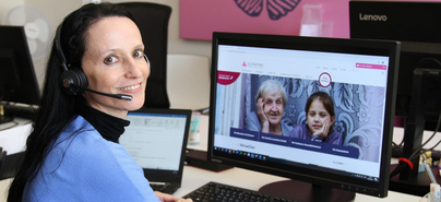 Eine Beraterin am Alzheimer Telefon im Einsatz