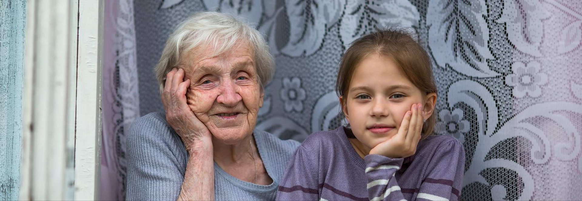 Frau mit Demenz und ihre Enkelin