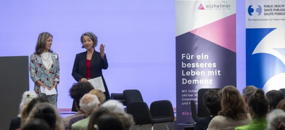 Stefanie Becker von Alzheimer Schweiz und Corina Wirth von Public Health eröffnen die 4. Nationale Demenzkonferenz