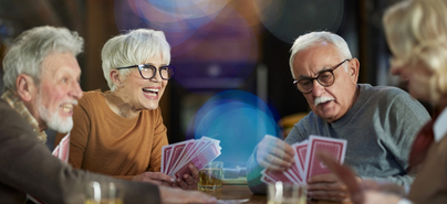 Mantenere contatti sociali come il gioco delle carte può ridurre il rischio di demenza