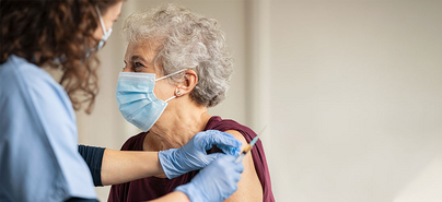 Une femme en maison de retraite reçoit le vaccin Corona