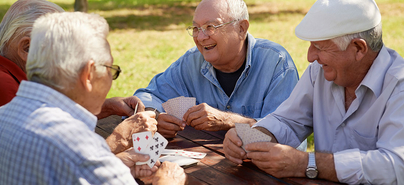 Vier ältere Männer beim Kartenspiel