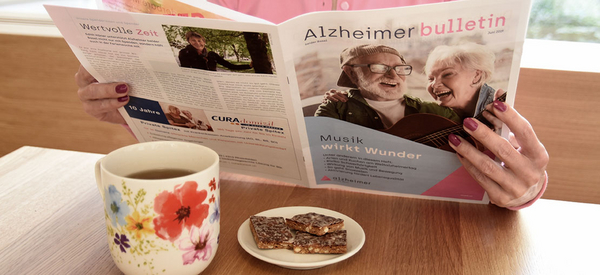 Alzheimer beider Basel Bulletin lesen beim Tee