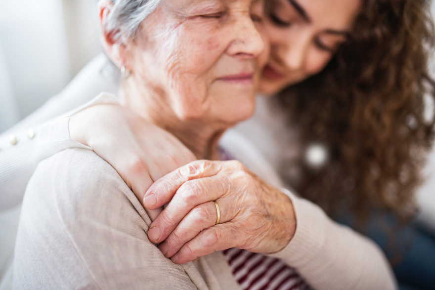 Zwei Drittel der Angehörigen betreuen Demenzerkrankte zu Hause. Alzheimer Schweiz und ihre Sektionen bieten deshalb zahlreiche niederschwellige Entlastungsangebote an.