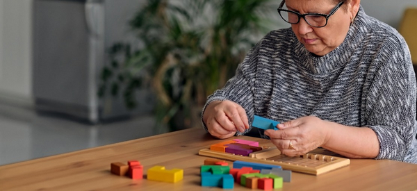 Giocare a puzzle di legno come interventi psicosociali in caso di demenza.