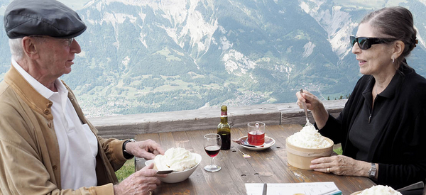 Feriengäste beim Dessert auf der Alp