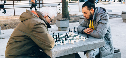 Ein Senior und ein jüngerer Mann beim Schach
