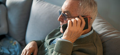 Un homme âgé sur un téléphone portable