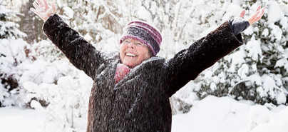 Eine ältere Frau draussen im Schnee