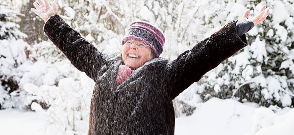 Una donna anziana fuori nella neve