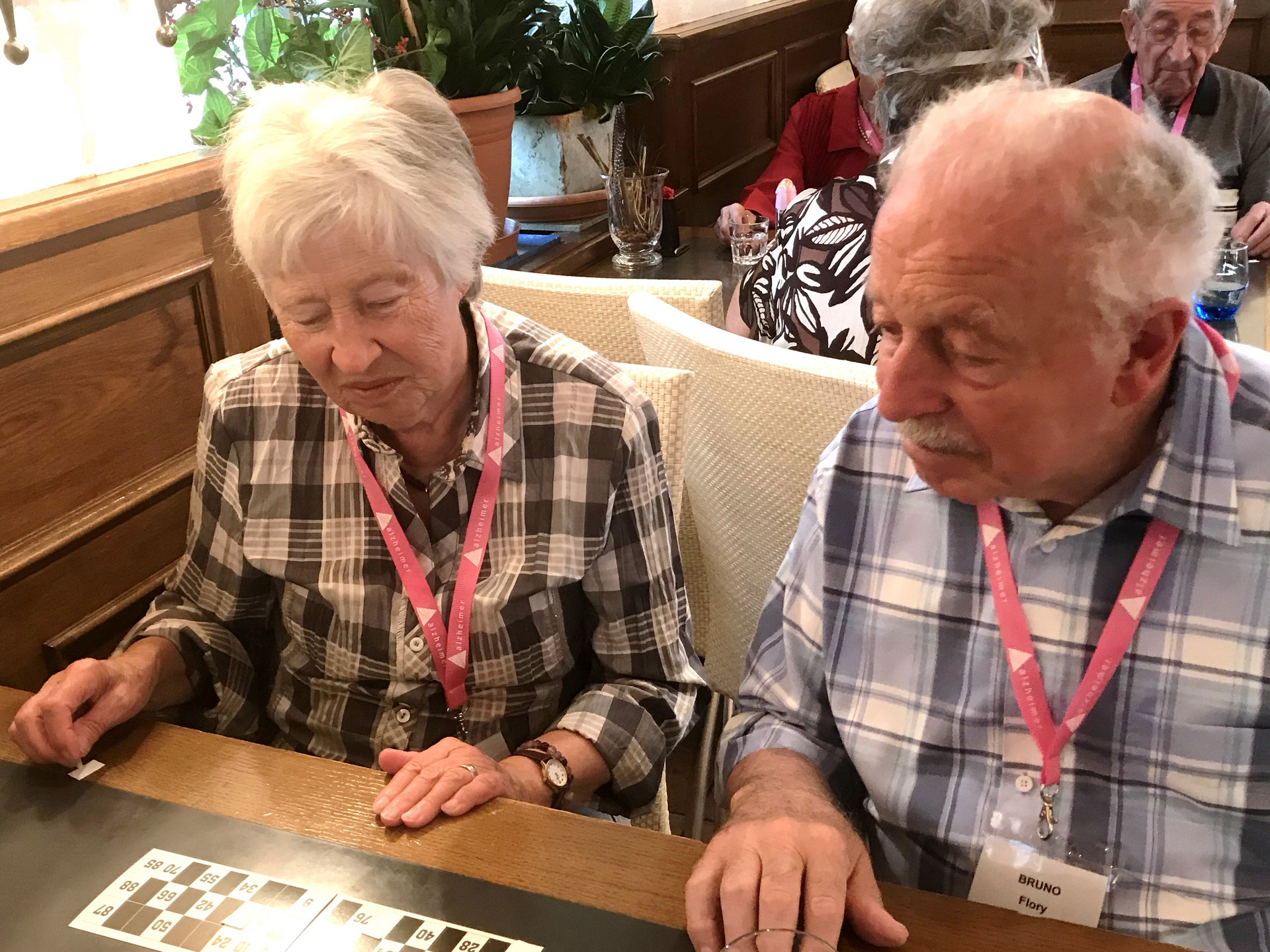 Zwei Senioren beim Lottospielen