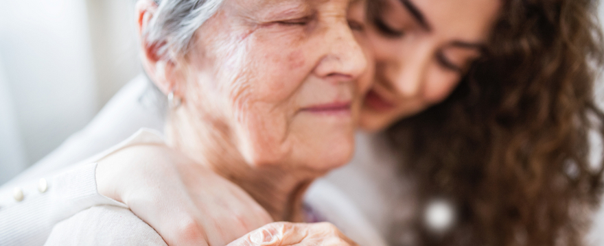 Zwei Drittel der Angehörigen betreuen Demenzerkrankte zu Hause. Alzheimer Schweiz und ihre Sektionen bieten deshalb zahlreiche niederschwellige Entlastungsangebote an.