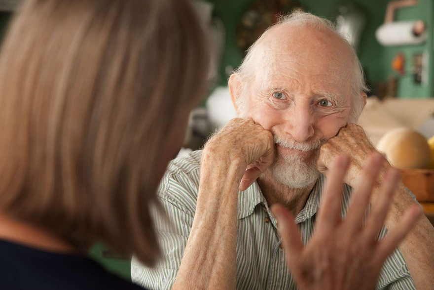 La communication est importante : une photo montre un homme âgé à l'écoute