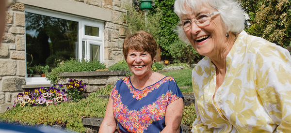 Zwei ältere Frauen lachen