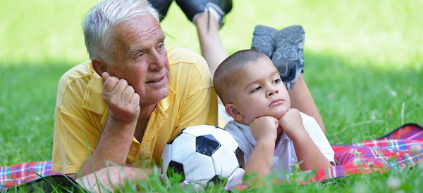 Un homme atteint de la maladie d'Alzheimer joue au football avec son petit-fils