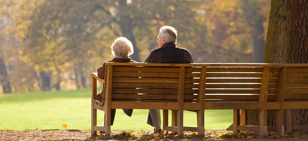 Ein älteres Paar sitzt draussen auf einer Bank