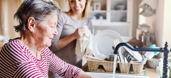 Eine ältere und jüngere Frau beim Abwasch