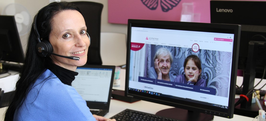 Eine Beraterin am Alzheimer Telefon im Einsatz