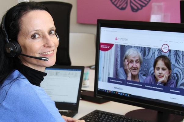 Des spécialistes d’Alzheimer Suisse et des sections conseillent et soutiennent les personnes concernées dans le cadre d’entretiens individuels par téléphone, dans les bureaux cantonaux ou directement à domicile.