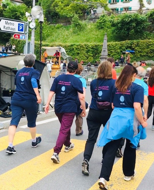 Mitarbeitende von Alzheimer Schweiz walken am GP Bern, um zum Thema Alzheimer und Demenz zu sensibilisieren