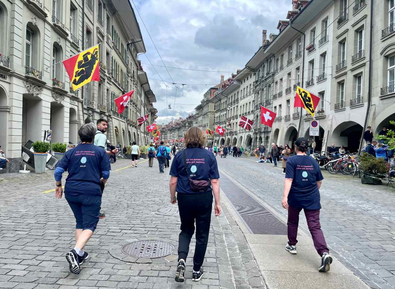Mitarbeitende von Alzheimer Schweiz walken am GP Bern, um zum Thema Alzheimer und Demenz zu sensibilisieren
