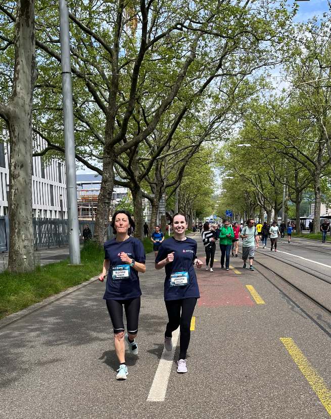 Mitarbeitende von Alzheimer Schweiz joggen am GP Bern, um zum Thema Alzheimer und Demenz zu sensibilisieren