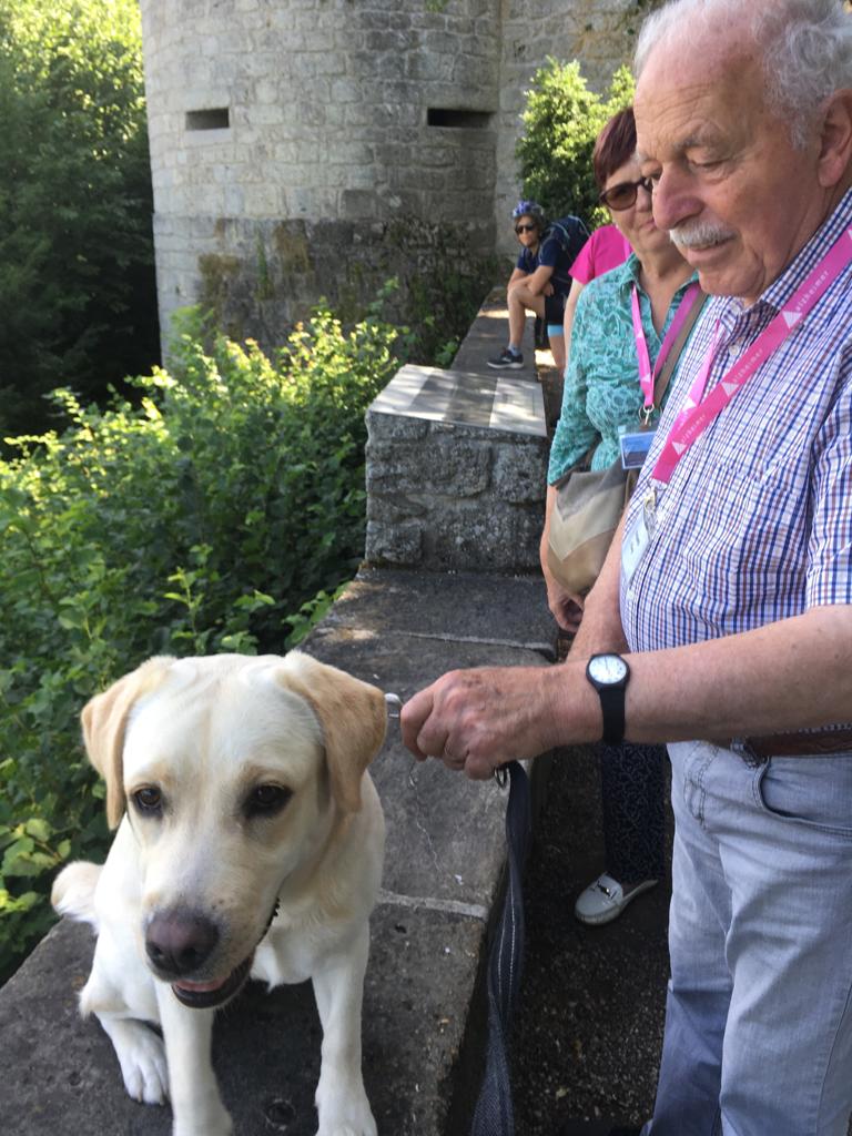 Älterer Mann hält Hund an der Leine