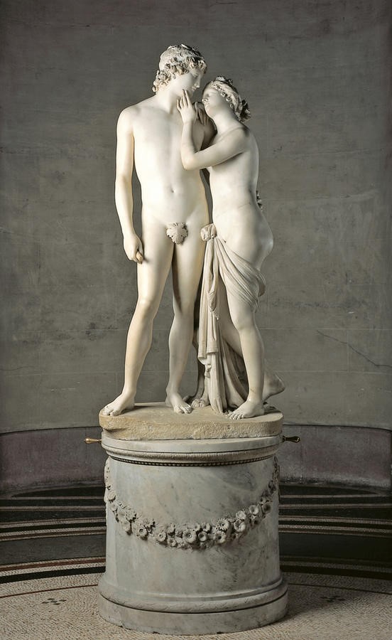 Une statue de deux amoureux