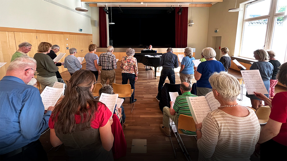 Im Weischno-Chor, einem Angebot von Alzheimer Zürich und der Pfarrei Guthirt, treffen sich Menschen mit und ohne Demenz zum gemeinsamen Singen. 